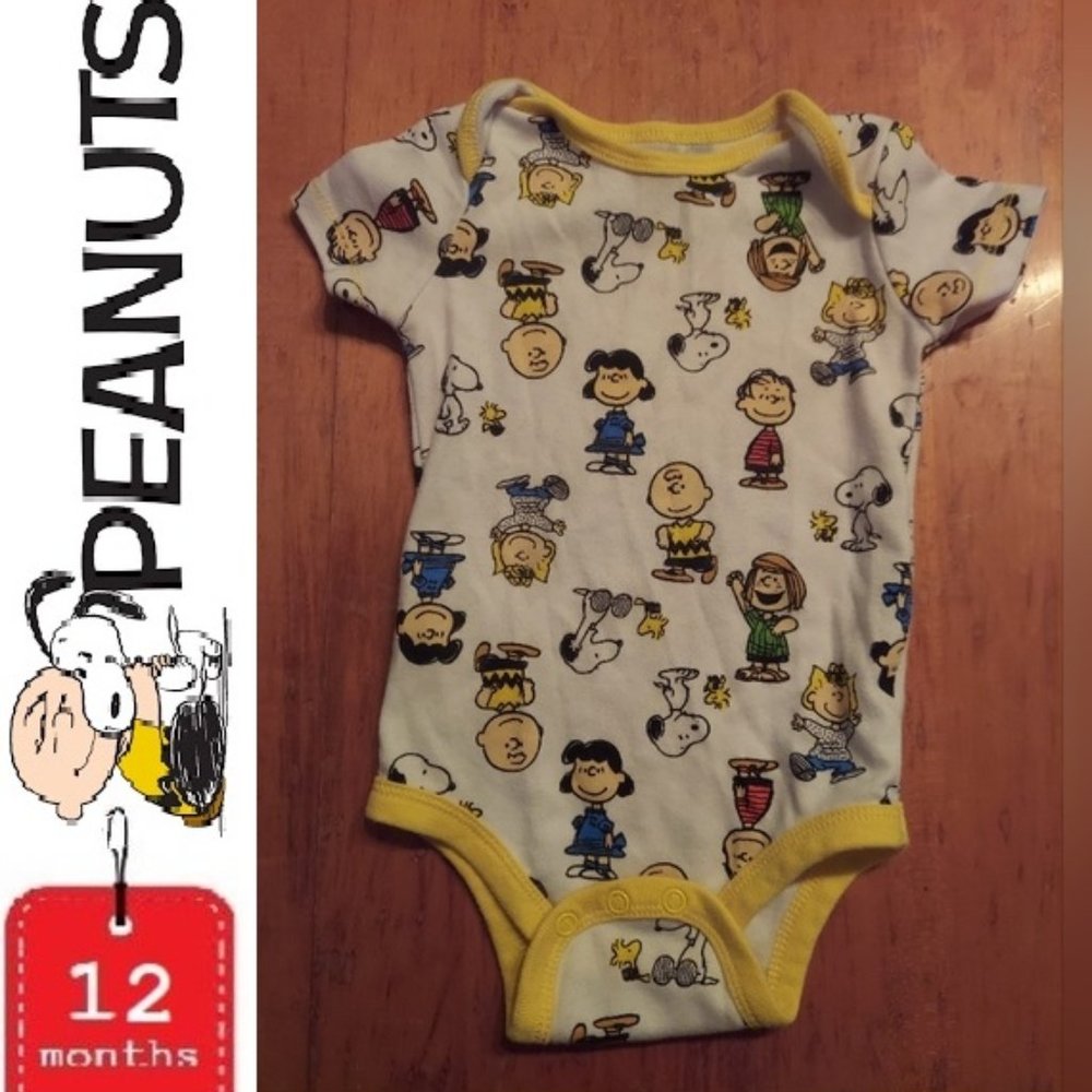 🎁10/$25 -Peanuts onesie, 12 months_ Snoopy and Charlie Brown